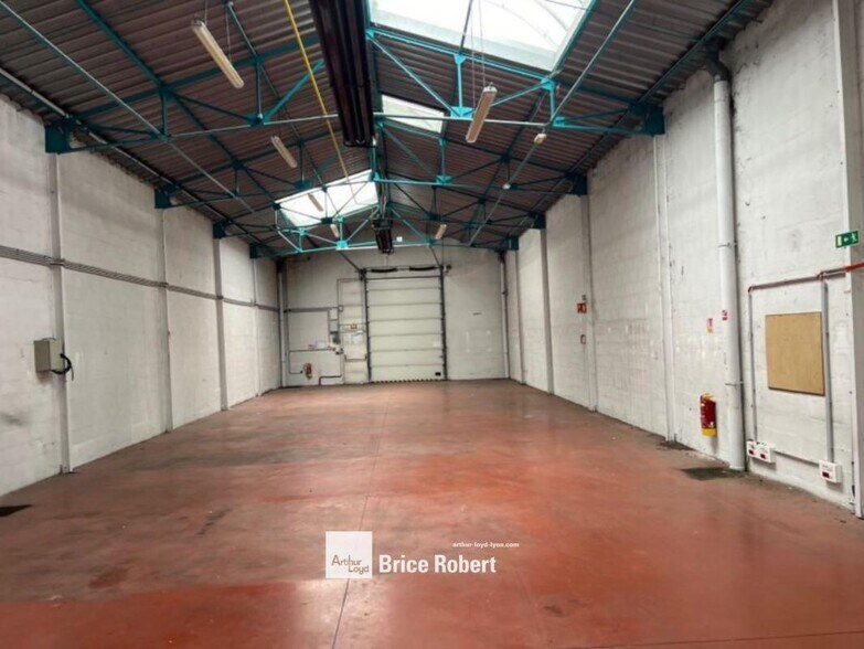 Light Industrial in Lyon to rent - Interior Photo - Image 2 of 5