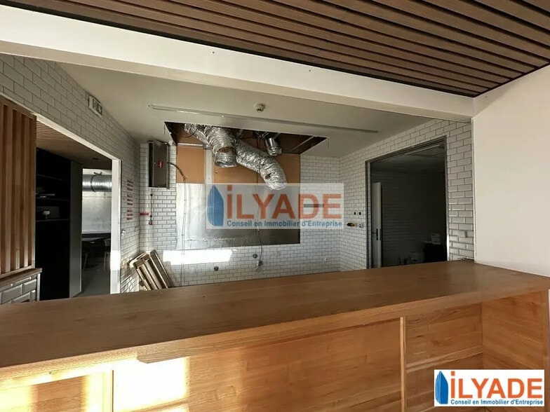 Retail in La Ciotat to rent - Interior Photo - Image 2 of 47