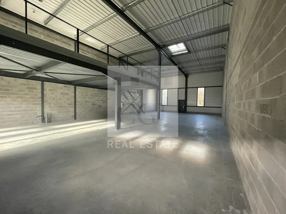 Location Local d'activités 285 m² - Photo 1