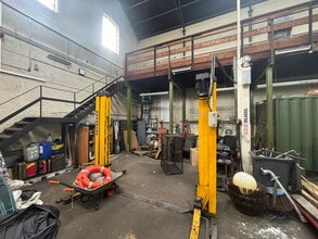 3 Curtis Rd, Dorking to rent Interior Photo- Image 2 of 2