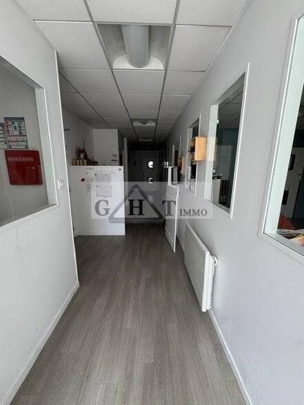 Retail in Vincennes to rent - Interior Photo - Image 2 of 4