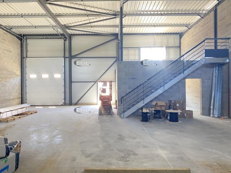 Industrial in Chassieu to rent - Interior Photo - Image 2 of 21