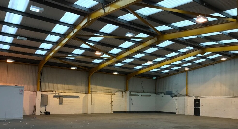 Globe Ln, Dukinfield to rent - Building Photo - Image 2 of 3