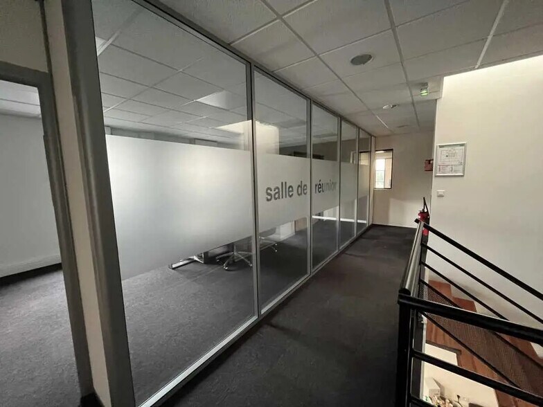 240 Rue Ferdinand Perrier, Saint-Priest to rent - Interior Photo - Image 3 of 15