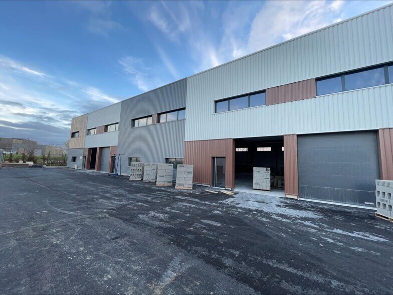 Light Industrial in Viarmes to rent - Building Photo - Image 2 of 15