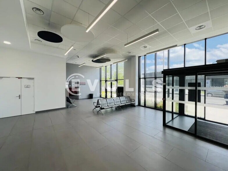 4 Rue Galilée, Champs-sur-Marne to rent - Lobby - Image 3 of 12