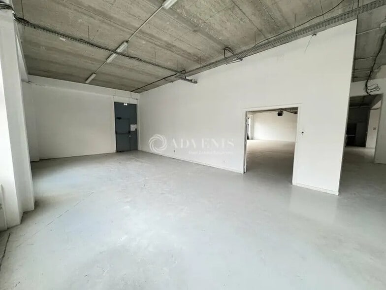 Light Industrial in Roissy-en-France to rent - Interior Photo - Image 3 of 8