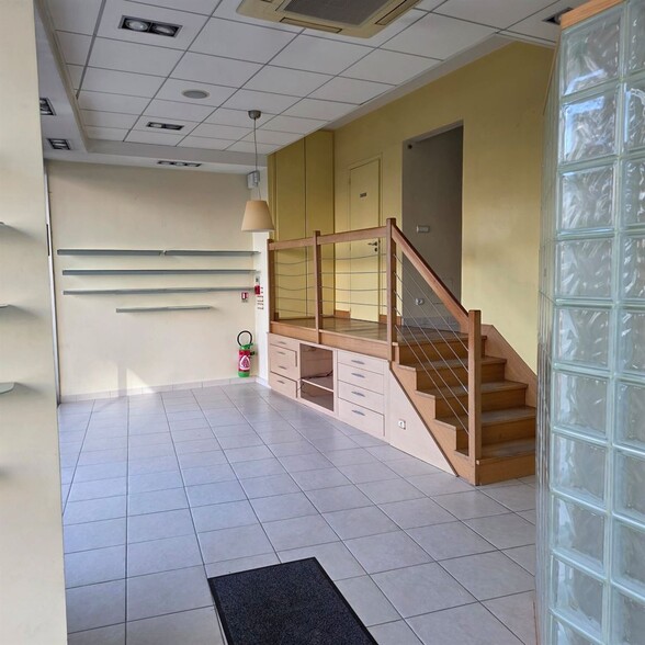 Retail in Courbevoie to rent - Building Photo - Image 3 of 7