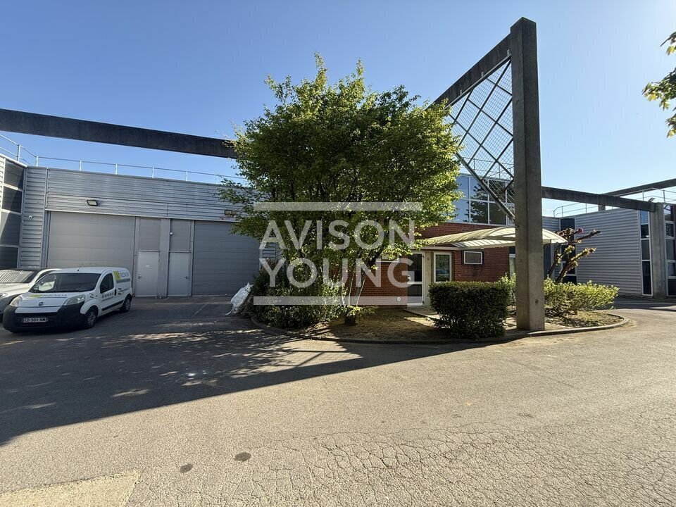 Light Industrial in Saint-Thibault-des-Vignes to rent Building Photo- Image 1 of 4