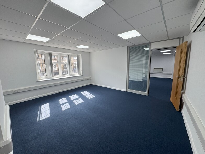 137-141 High St, Sevenoaks to rent - Building Photo - Image 2 of 3