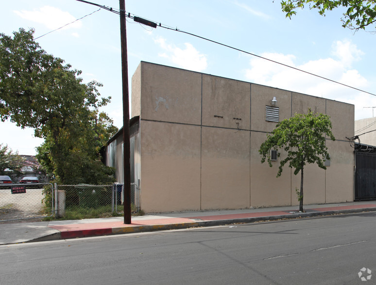 363 S Clarence St, Los Angeles, CA for rent - Building Photo - Image 3 of 4