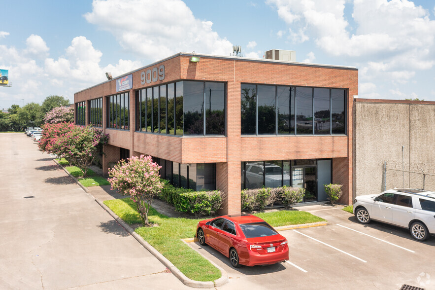 9009 North Loop E, Houston, TX for rent - Building Photo - Image 1 of 6