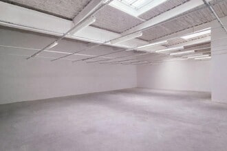 6 Rue Bernard Palissy, Bondoufle to rent Interior Photo- Image 1 of 9