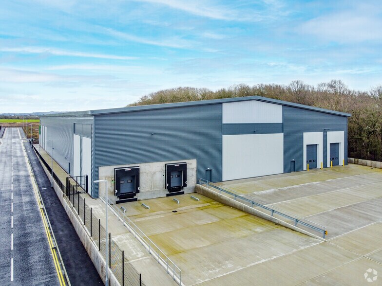 52 Vs, Evesham to rent - Building Photo - Image 1 of 6