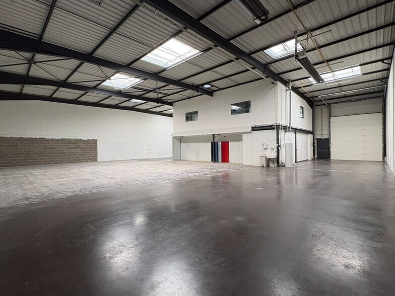 Light Industrial in Vénissieux for sale - Interior Photo - Image 1 of 8