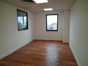 15 College Rd, Harrow to rent Interior Photo- Image 2 of 4