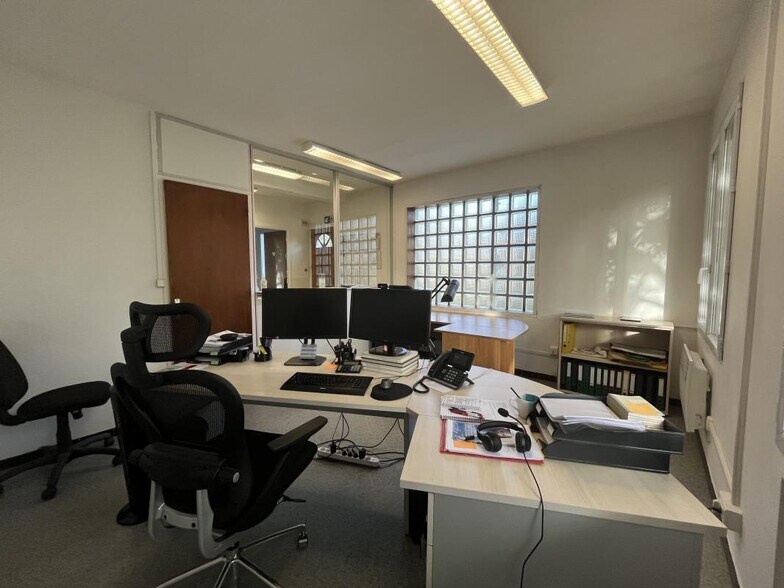 Office in Aubagne to rent - Building Photo - Image 2 of 6