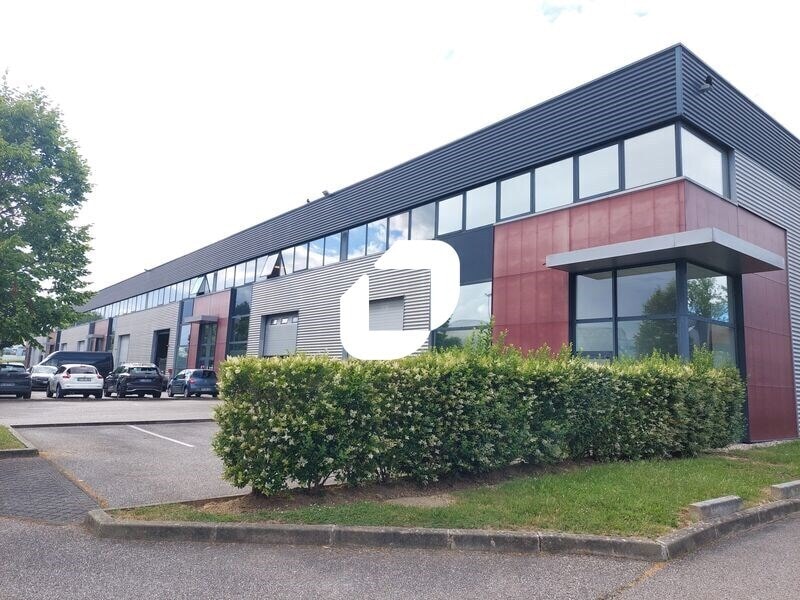 Light Industrial in Élancourt to rent Building Photo- Image 1 of 7