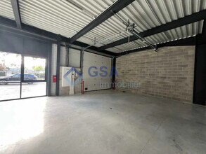 Light Industrial in Bondoufle to rent Interior Photo- Image 2 of 3