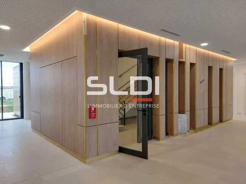 Office in Genas to rent - Building Photo - Image 3 of 10