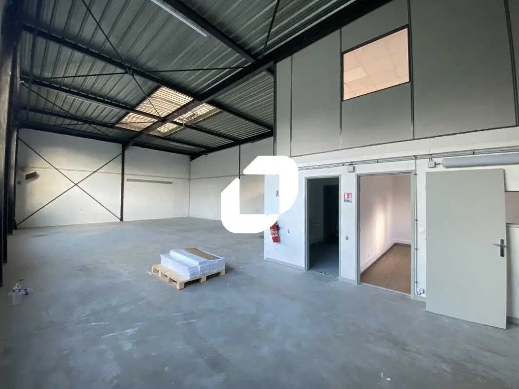 Light Industrial in SAINT-OUEN-L'AUMONE to rent Interior Photo- Image 1 of 9