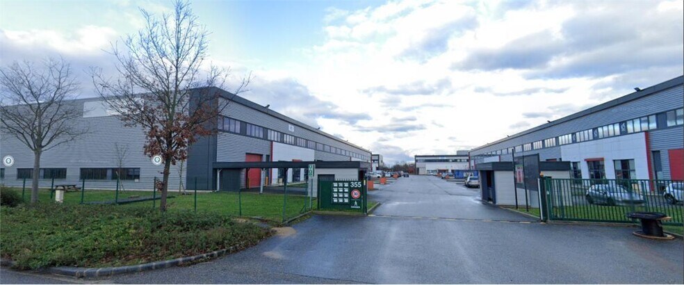 Light Industrial in Meyzieu to rent - Building Photo - Image 2 of 9