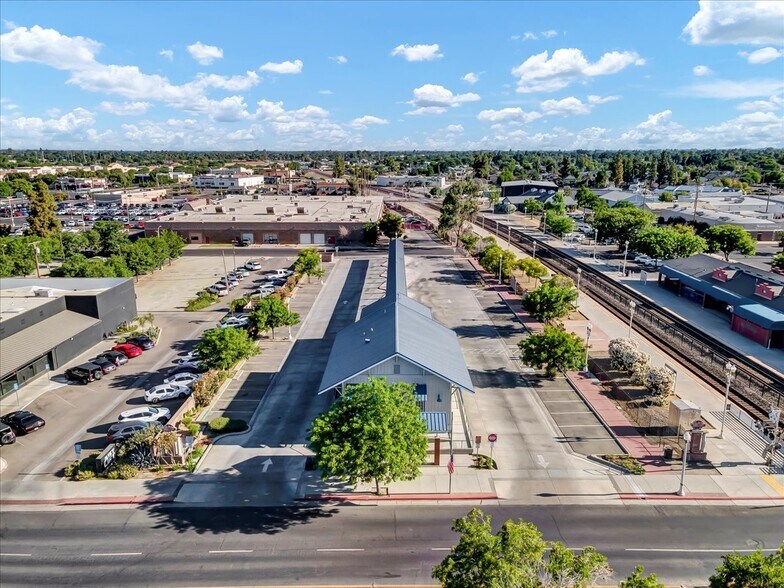 504 W 7th St, Hanford, CA for sale - Building Photo - Image 2 of 30