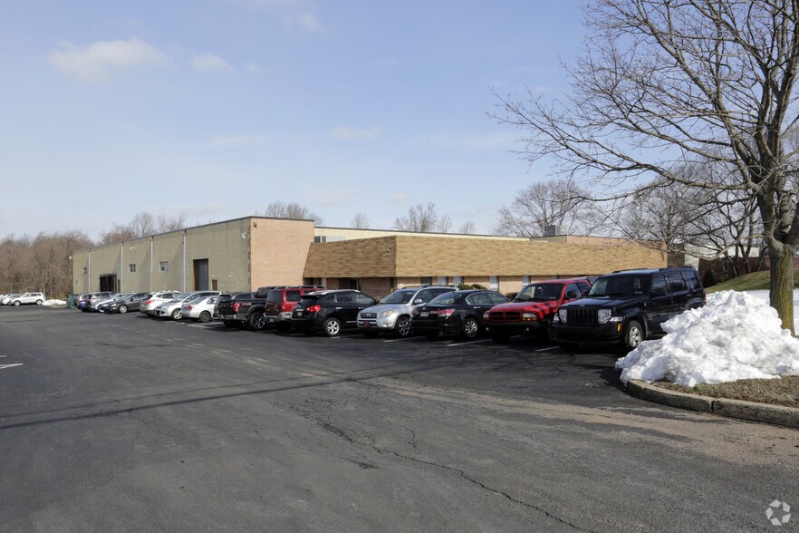 154 Railroad Dr, Warminster 18974 UK