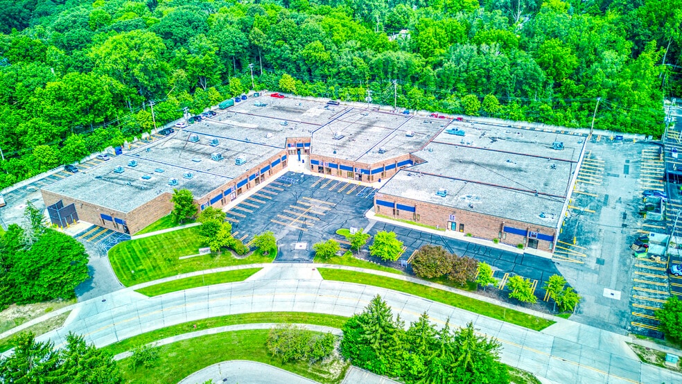 21421 Hilltop St, Southfield, MI to rent - Building Photo - Image 2 of 5