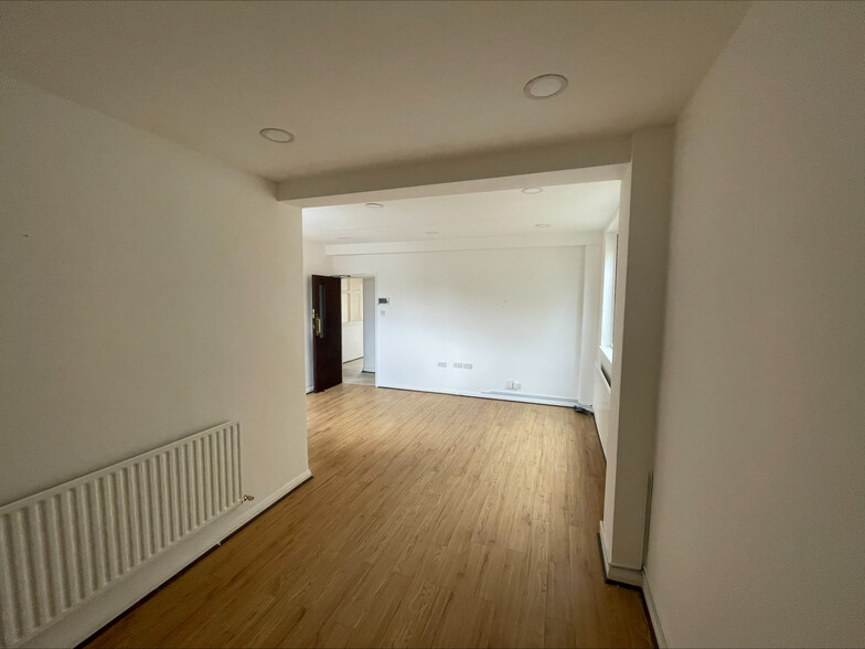 82 Durham Rd, London for rent - Interior Photo - Image 3 of 5