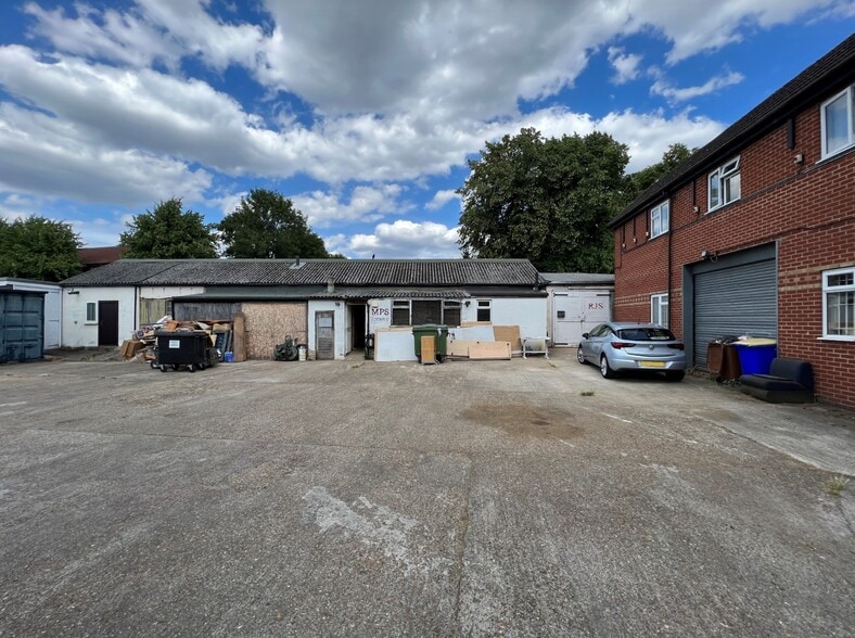Danbury Mews, Wallington to rent - Building Photo - Image 1 of 2