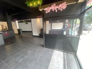 80 Flixton Rd, Manchester to rent Interior Photo- Image 1 of 3