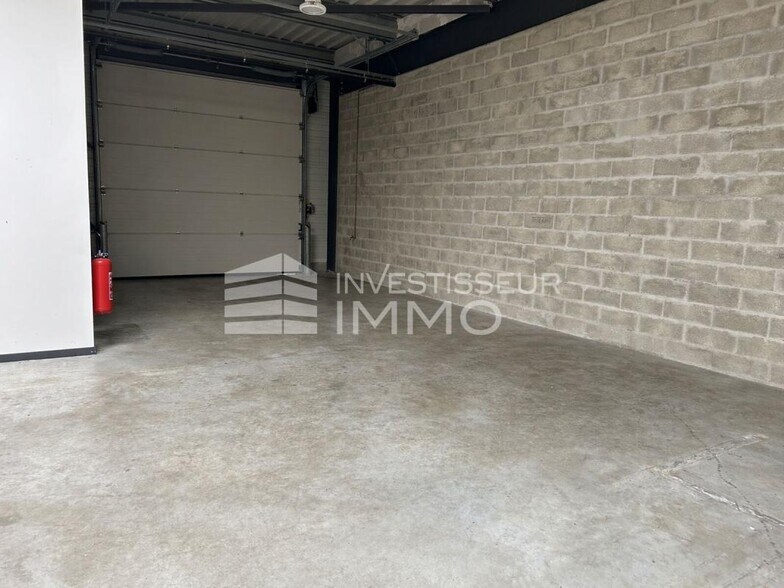 Light Industrial in Palaiseau to rent - Interior Photo - Image 2 of 4