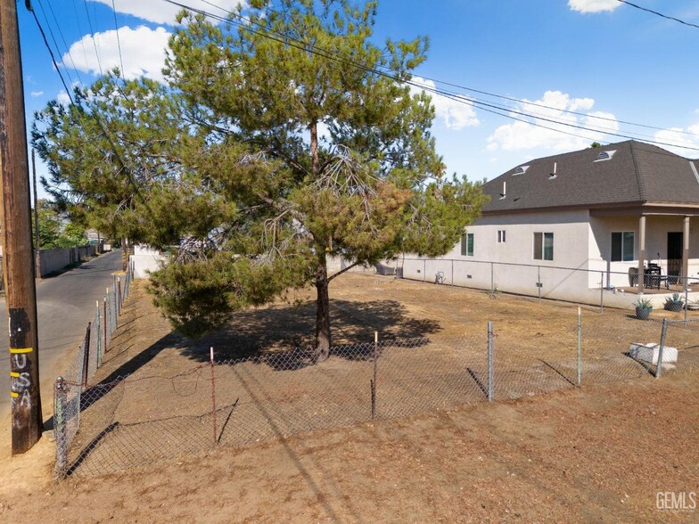 1018 Gage St, Bakersfield, CA for sale - Primary Photo - Image 1 of 9