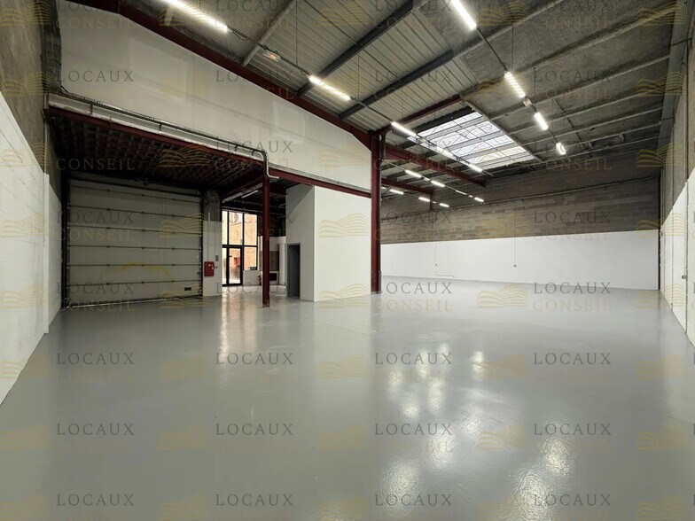Light Industrial in Le Thillay to rent - Interior Photo - Image 2 of 16