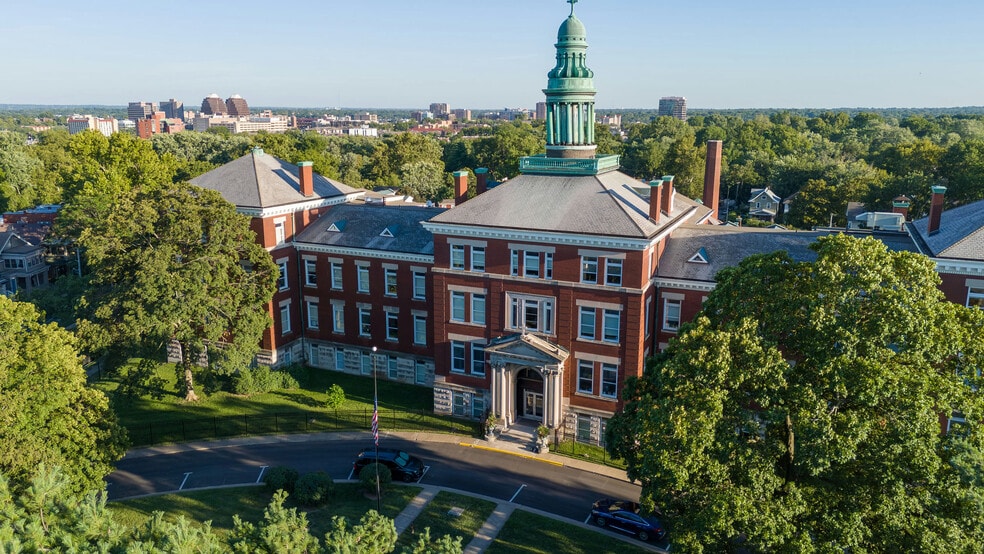 1111 W 39th St, Kansas City, MO to rent - Primary Photo - Image 1 of 11