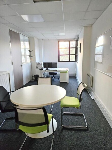 Office in Guyancourt to rent - Interior Photo - Image 3 of 22