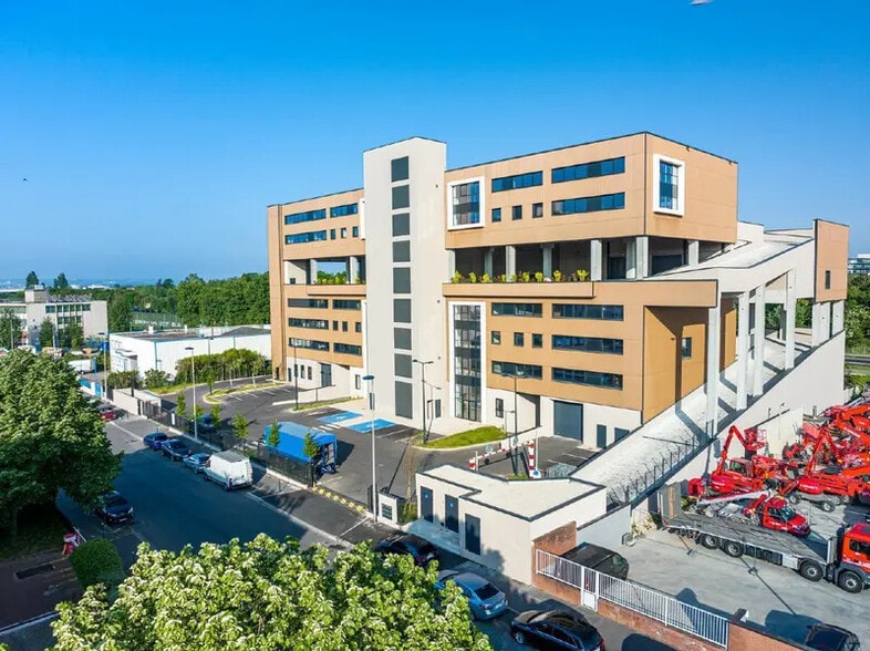 Light Industrial in Colombes to rent - Building Photo - Image 1 of 29
