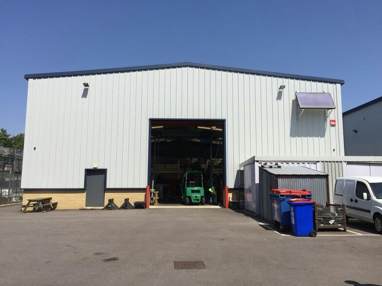 4 Solent Rd, Havant to rent - Building Photo - Image 3 of 8