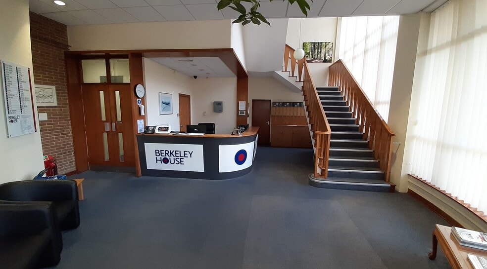 Hunts Rise, Swindon to rent - Lobby - Image 3 of 10