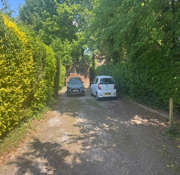 89 High St, Caterham to rent - Building Photo - Image 3 of 3