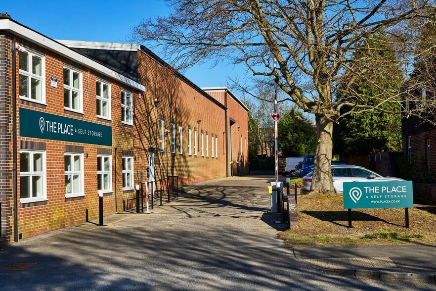 41 Ramshill, Petersfield to rent - Building Photo - Image 2 of 2