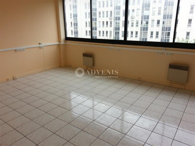 Office in Noisy-le-Grand to rent - Building Photo - Image 2 of 5