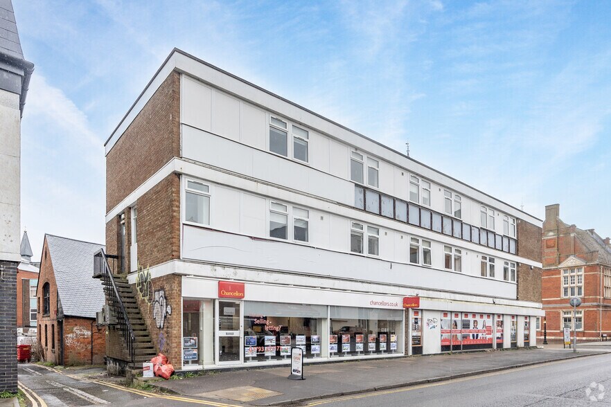 34-35 Regent Circ, Swindon for sale - Primary Photo - Image 1 of 1