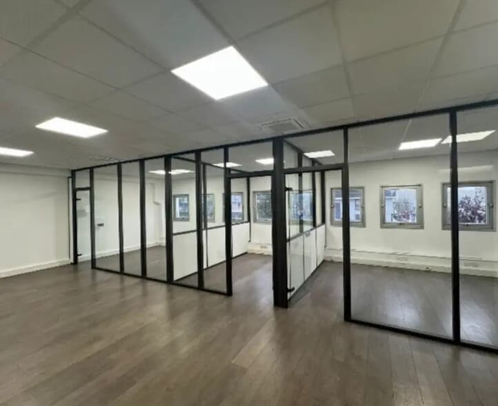Industrial in Clichy to rent - Interior Photo - Image 3 of 5