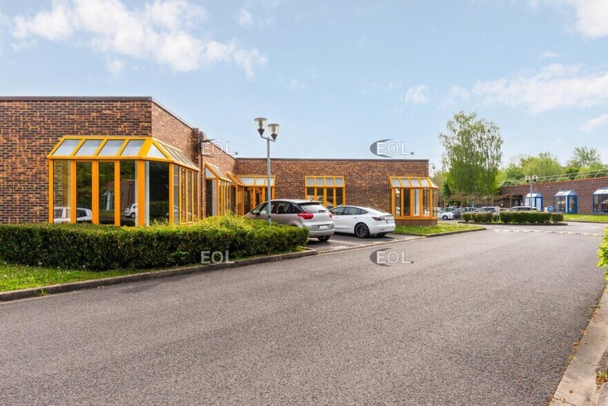 Light Industrial in Croissy-Beaubourg to rent - Building Photo - Image 1 of 8