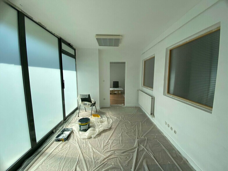 Office in Rillieux-la-Pape to rent - Interior Photo - Image 2 of 8