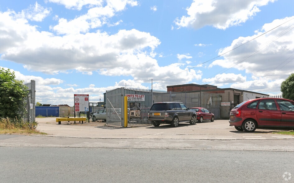 Moss Rd, Doncaster to rent - Primary Photo - Image 1 of 11