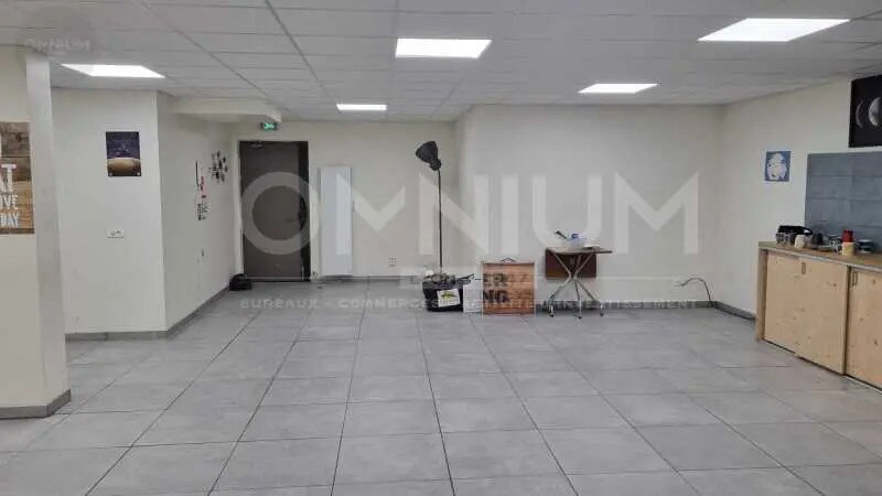 Retail in Lyon to rent - Interior Photo - Image 3 of 5