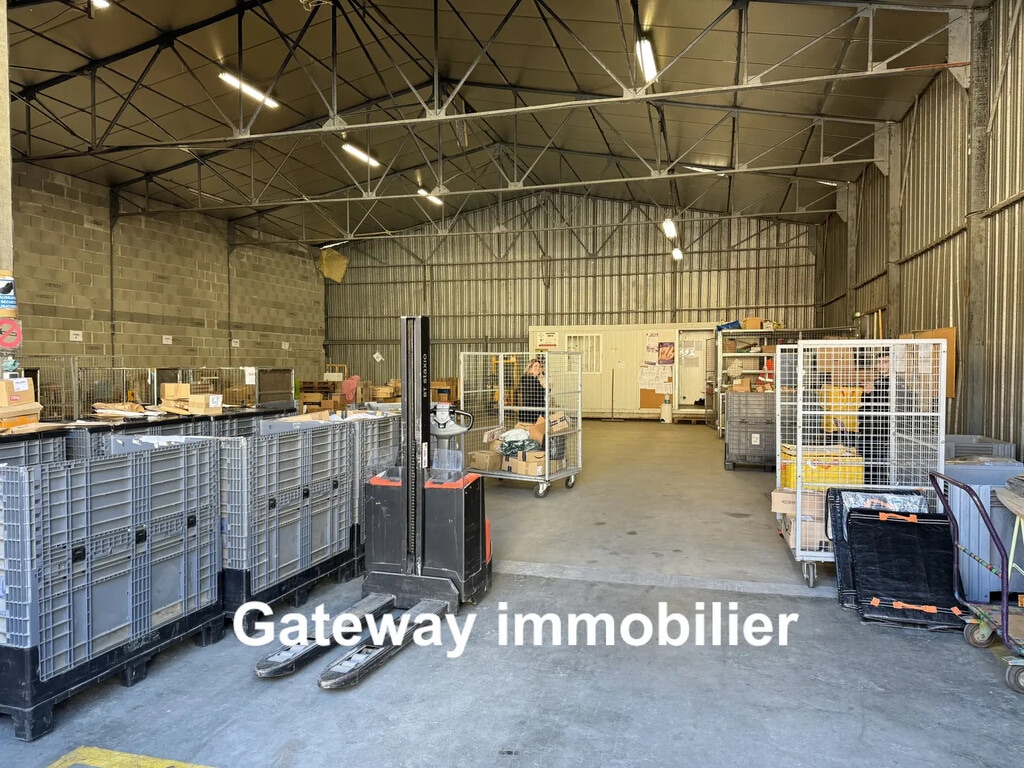 Location Entrepôt 337 m² - Photo 1